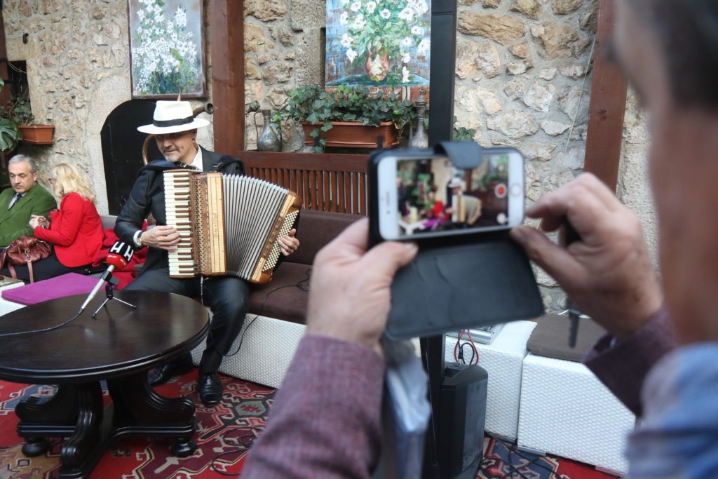 “VAKUF” EDE KRILIĆA “SEVDALINKA UZ HARMONIKU U BOSNI I HERCEGOVINI" PROMOVISANA U ART KUĆI SEVDAHA!