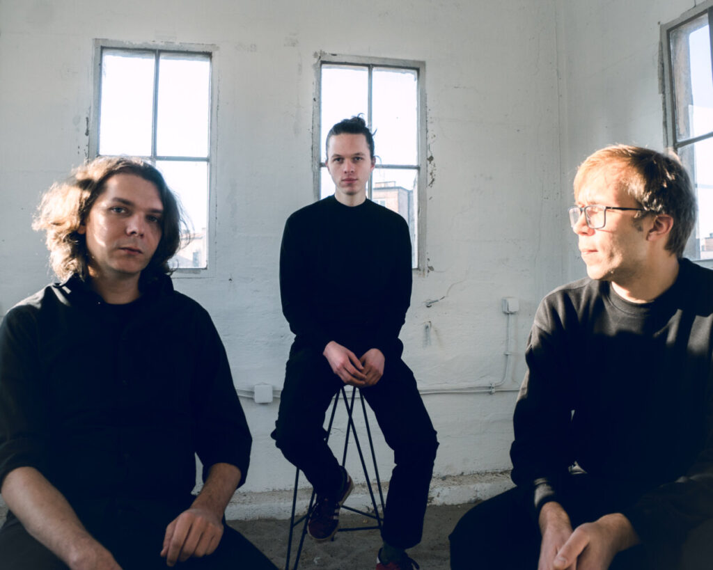 PJESMA "IZDANGUBIH RUŽE TRGAJUĆI" NAJAVLJUJE ALBUM "ŽEGA" IGORA BOŽANIĆA