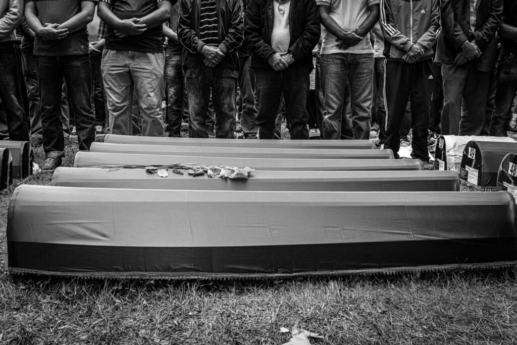 VEČERAS OTVARANJE IZLOŽBE „Potočarske sjene “ FOTOGRAFA VELIJE HASANBEGOVIĆA
